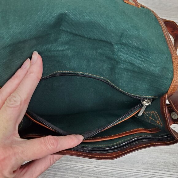 Vintage Avani leather mini messenger style crossbody - Picture 6 of 10